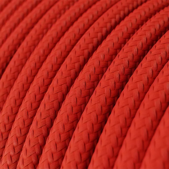 Darc — Une corde tressée de couleur rouge vif, composée de brins entrelacés formant un motif régulier et dense, évoquant une texture résistante et art
