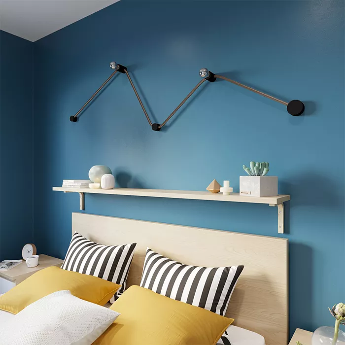 Darc — Une chambre aux murs peints en bleu turquoise avec une tête de lit en bois clair, deux coussins jaunes et des oreillers à rayures noires et bla