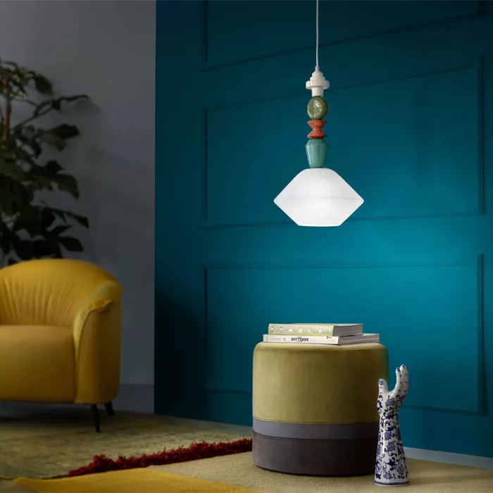 Darc — Un luminaire suspendu original en forme d'hexagone blanc éclairé, soutenu par une suspension colorée composée de trois sphères empilées : verte
