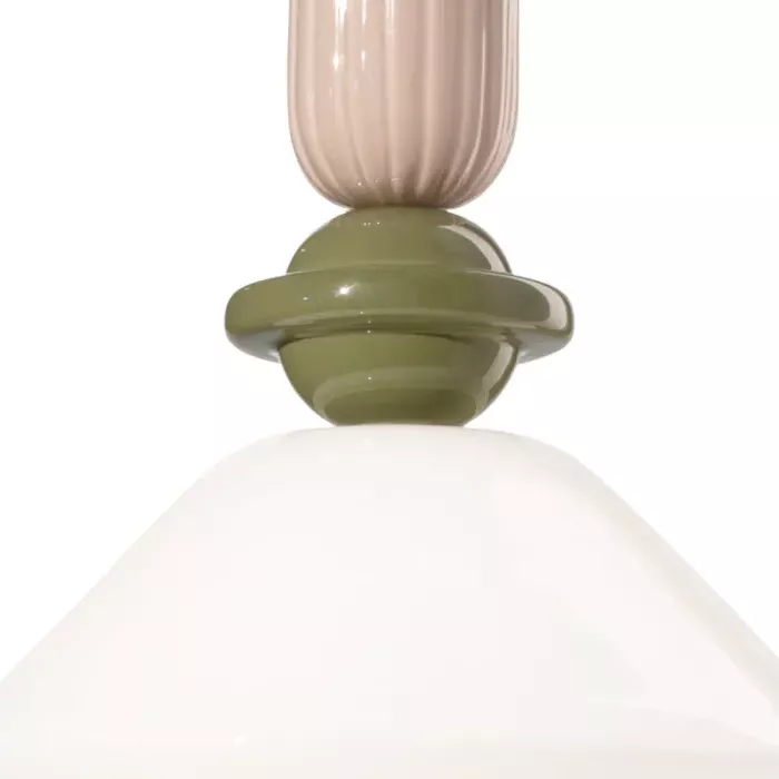 Darc — Applique murale avec un abat-jour blanc, un pied en verre rose strié et une base en forme de disque vert olive brillant.