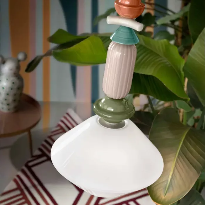 Darc — Une lampe en céramique aux formes organiques, composée de plusieurs éléments empilés dans des tons pastel : vert menthe, rose poudré, blanc crè