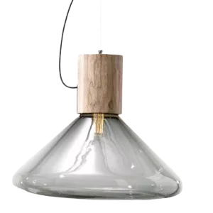 Darc — Une applique murale suspendue composée d'un large entonnoir en verre transparent et d'une base carrée en bois clair, fixée au mur par un câble
