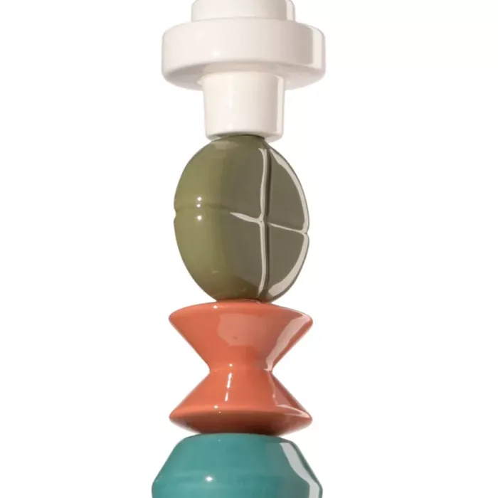 Darc — Un collier lariat composé de trois éléments superposés : une boule verte olive striée de blanc en haut, un pendentif en forme de double cœur co