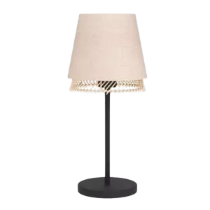 Darc — Lampe sur pied avec un abat-jour en tissu lin blanc légèrement texturé et une base métallique chromée sur un socle noir circulaire, posée sur u