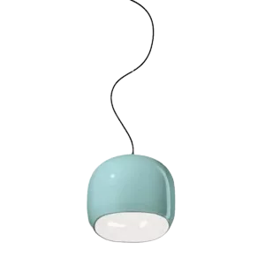 Darc — Une lampe murale suspendue en forme de spirale métallique, avec un abat-jour bleu transparent diffusant une lumière douce et chaleureuse.