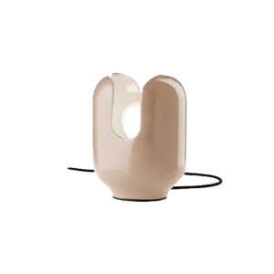 Darc — Un vase en céramique de couleur beige clair, au design épuré et organique, avec une forme asymétrique élégante et une base fine.