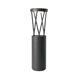 Darc — Un luminaire suspendu en métal argenté avec une structure géométrique ajourée et une base cylindrique noire, posé sur un fond sombre.