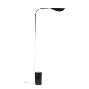 Darc — Une applique murale en métal blanc de style épuré, composée d’un bras vertical et d’un support horizontal, fixée contre un fond noir.