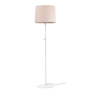 Darc — Lampe murale design avec un long pied blanc et un abat-jour blanc strié, posée sur un fond noir.