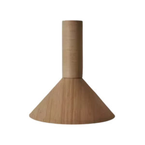 Darc — Une hotte de cuisine en bois clair, de forme conique élancée, fixée sur un cylindre vertical en bois, avec un support mural discret