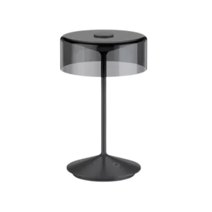 Darc — Lampe design en noir et cristal avec un pied métallique fin et une base carrée, diffusée sur un fond noir pour mettre en valeur ses lignes épur