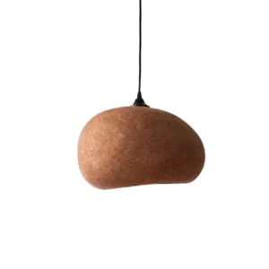 Darc — Une applique murale suspendue en forme de galet naturel de couleur beige clair, fixée par un câble métallique fin et élégant, projetant une lum