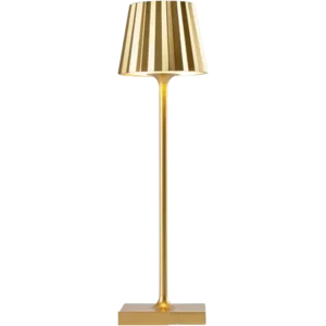 Darc — Lampe dorée sur pied avec un abat-jour en forme de plis horizontaux, posée sur une base carrée dorée, sur fond noir.