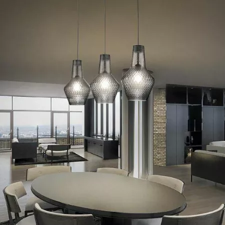 Darc — Un salon contemporain équipé de trois lustres en forme de cloche suspendus au-dessus d'une table ronde en bois clair. L'espace ouvert donne sur