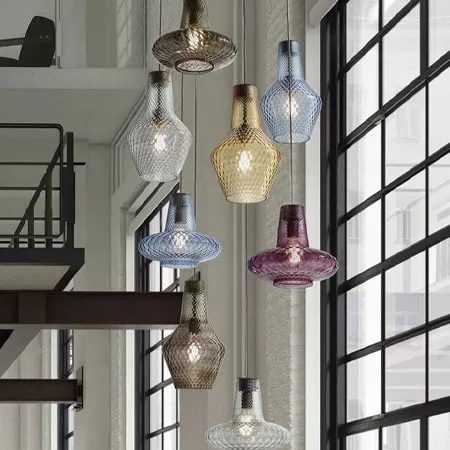 Darc — Six lampes suspendues en forme de bulbes, suspendues à différentes hauteurs, avec des couleurs variées : bleu, doré, violet et transparent, écl