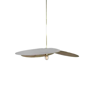 Darc — Applique murale suspendue en métal blanc et bois clair, composée de formes géométriques anguleuses et d’un bras fin, éclairant une surface avec