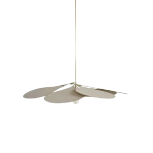 Darc — Applique murale suspendue en métal avec un abat-jour beige en forme de disque légèrement incliné, fixée par une tige fine sur fond noir.