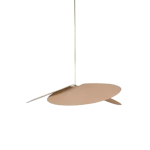 Darc — Applique murale suspendue en forme de feuille ou de nuance organique beige, fixée par une tige métallique sur un fond noir, évoquant une lumièr