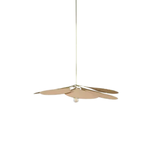 Darc — Applique murale suspendue en bois clair et structure métallique géométrique, projetant une douce ombre sur un fond noir