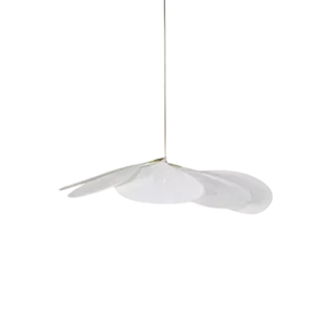 Darc — Applique murale blanche en forme de nuage suspendue par un câble fin contre un fond noir, diffusant une lumière douce et élégante.
