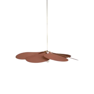 Darc — Applique murale suspendue en forme organique, composée d’une large base en terre cuite cuite, fixée par deux fines suspentes métalliques sur fo