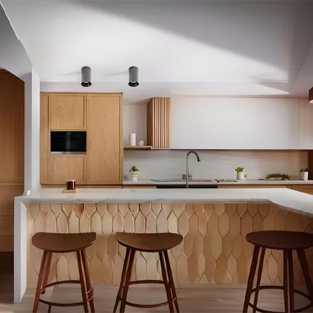 Darc — Une cuisine lumineuse aux murs blancs et aux meubles en bois clair, équipée d’un îlot central avec des tabourets en bois foncé, un évier modern