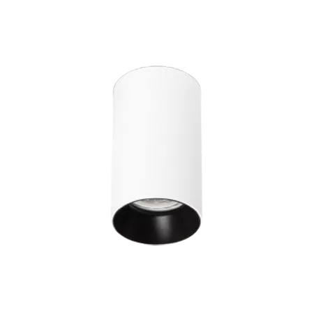 Darc — Applique murale blanche en forme de cylindre étroit, avec un diffuseur lumineux noir en bas, fixée sur un fond noir.