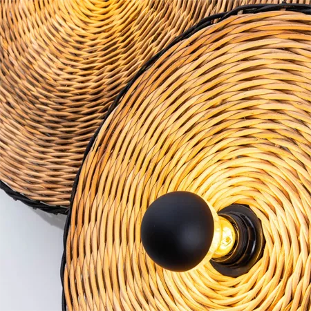 Darc — Luminaire suspendu en rotin doré avec une ampoule noire centrale, évoquant un style naturel et élégant pour un éclairage chaleureux