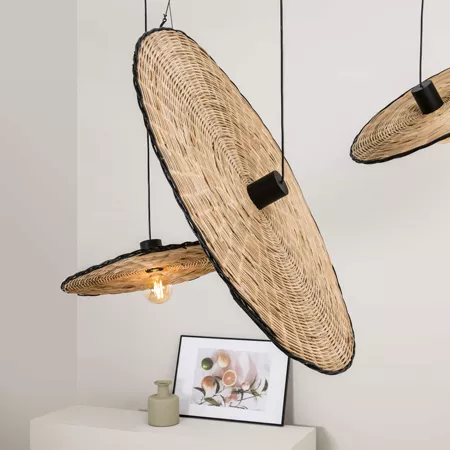 Darc — Trois suspensions en forme d'ovales tissées de fibres naturelles, suspendues à différentes hauteurs, diffusant une lumière douce et chaude dans