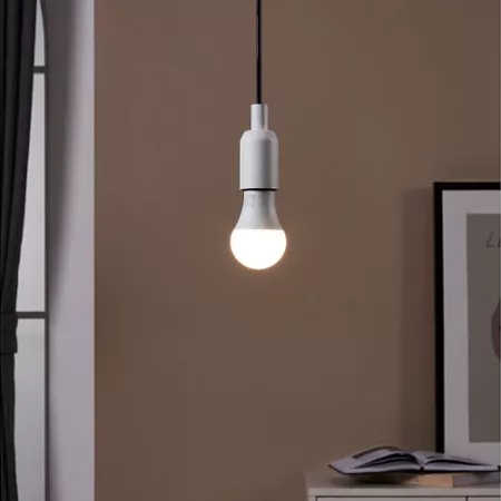 Darc — Une applique murale suspendue au plafond, composée d'une base blanche et d'une ampoule lumineuse en forme d'ampoule classique, éclairant un esp