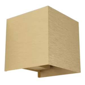 Darc — Une boîte en carton beige, de forme cubique, posée sur un fond noir uni. Elle est légèrement inclinée vers l'avant, révélant une partie de son
