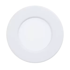 Darc — Assiette blanche en céramique de forme ronde avec un bord légèrement dentelé, posée sur un fond noir contrasté