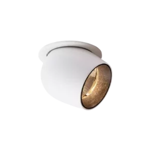 Darc — Un projecteur LED encastré de forme carrée, blanc mat avec un réflecteur doré et strié à l'intérieur, monté sur un fond noir.