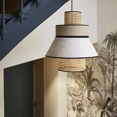 Darc — Applique murale suspendue composée de trois abat-jour superposés, dont le plus bas est en lin blanc et le supérieur en tissu ajouré beige, fixé
