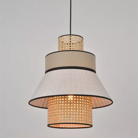 Darc — Applique suspendue composée de trois abat-jour superposés : deux en tissu beige clair et un en treillis doré texturé, fixée par une suspension