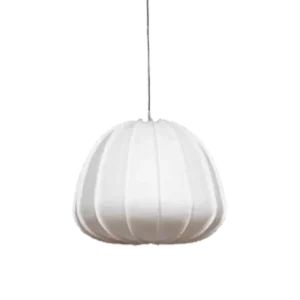 Darc — Applique suspendue en forme de coquillage blanc aux courbes douces, fixée par un câble métallique sur fond noir, diffusant une lumière douce et