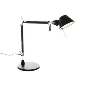 Darc — Lampe de bureau moderne avec bras articulé en métal, abat-jour noir orientable et base circulaire sur fond noir