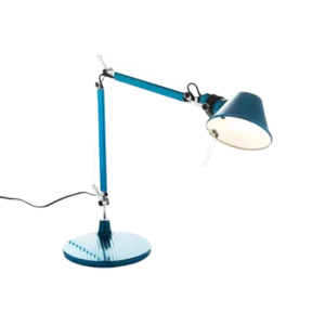 Darc — Lampe de bureau design en bleu et métal avec bras articulé et base circulaire, éclairant une surface blanche sur fond noir