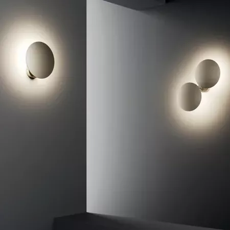 Darc — Deux appliques murales design fixées sur un mur clair, diffusant une lumière douce et homogène à travers des abat-jour en forme d’œufs, l’une s