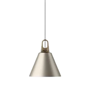 Darc — Applique suspendue en métal biseauté avec une forme pyramidale inversée et une base carrée, suspendue par un câble fin contre un fond noir.