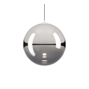Darc — Applique sphérique en métal chromé suspendue par un filin, avec une surface lisse et réfléchissante, projetant une lumière douce et homogène.