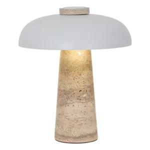 Darc — Lampe design composée d’un pied en béton brut texturé et d’un large abat-jour blanc en tissu, diffusant une lumière chaude et douce.
