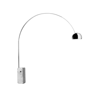 Darc — Applique murale en forme d'arc métallique blanc, fixée au mur avec un bras articulé et une tête d'éclairage orientable, sur fond noir.