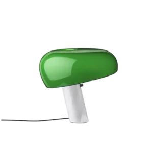 Darc — Un luminaire design en forme de goutte verte émeraude translucide, soutenu par une fine tige métallique blanche sur fond noir.