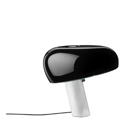 Darc — Un projecteur design au corps noir et blanc, de forme ovale et élancée, posé sur une base fine et transparente, avec un angle légèrement inclin