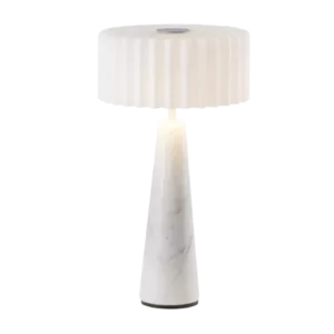 Darc — Applique murale en marbre blanc avec une base cylindrique et un abat-jour strié, fixée sur un mur noir
