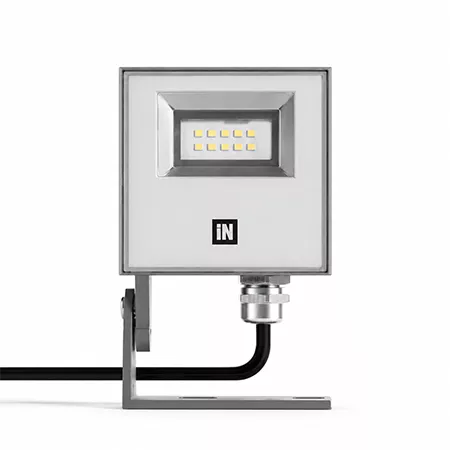 Darc — Un projecteur LED encastré de marque IN, fixé sur un support mural, avec un boîtier gris métallisé et une lumière jaune diffuse en fonctionneme