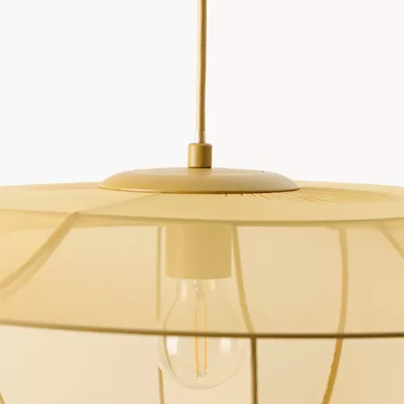 Darc — Applique suspendue au plafond avec un abat-jour en tissu beige légèrement strié et une base en métal doré. Une ampoule à filament visible éclai