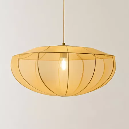Darc — Applique suspendue en forme ovale avec un tissu translucide jaune pâle et une structure en fil métallique doré, suspendue par un cordon fin.