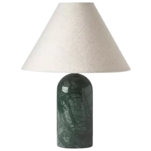 Darc — Lampe design posée sur un socle en marbre vert veiné, surmontée d'un abat-jour triangulaire blanc cassé à bords dentelés, sur fond noir